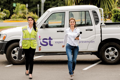 Marlenne Ortiz, Consultora de Ergonomía, y Paulina Mardones, Consultora de Higiene.