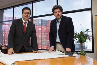 Rodrigo Monsalve, gerente general de Empresa Portuaria Talcahuano-San Vicente, y Eduardo González,gerente general de la empresa concesionaria San Vicente Terminal Internacional S.A (SVTI).