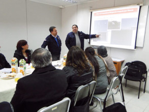 Patricio Estay explica a vecinos las acciones de corto plazo ejecutadas para minimizar olores.