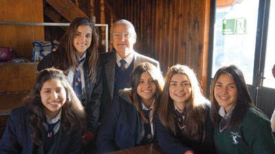 Rocío Martínez, Sofía Stuardo, Javiera Araya, Simona Enríquez y Pía Vivaceta, alumnas premiadas por Excelencia Académica, junto al Rector.