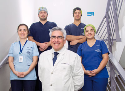 Dr. Luis Vicentela, Decano de la Facultad de Ciencias de la Salud de la UDD, junto a alumnos y personal de la Clínica.
