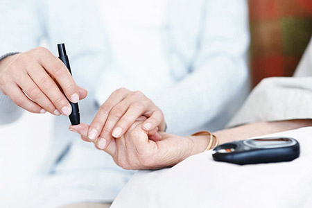 diagnosticar-diabetes-con-glucometro