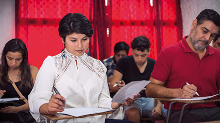 ALUMNOS RINDIENDO EXAMENES PRESENCIALES