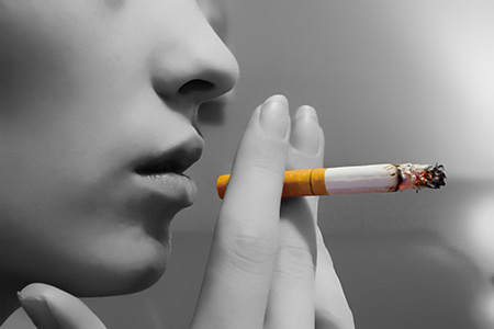 vida sana-cigarro-Lady-Smoking-blackwhite