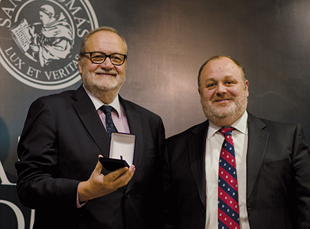 publi-ust-Exquiel González recibe del rector Roger Sepúlveda la medalla Santo Tomás. (1)