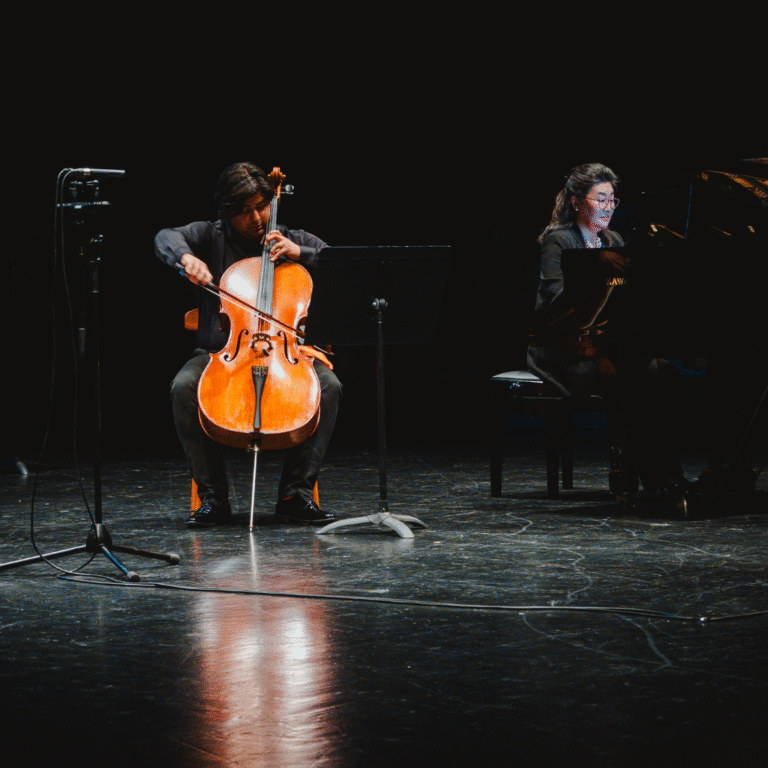 El director artístico de FimcCo, Samuel Olivera, acompañó a la pianista Liza Chung. | Foto: @imricardinho