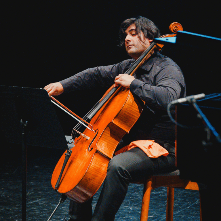 Samuel Olivera, director artístico y uno de los músicos en escena. | Foto: @imricardinho