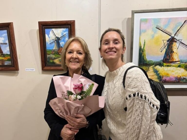 Jenny Tregear, expositora, y Katherine Rudloff.