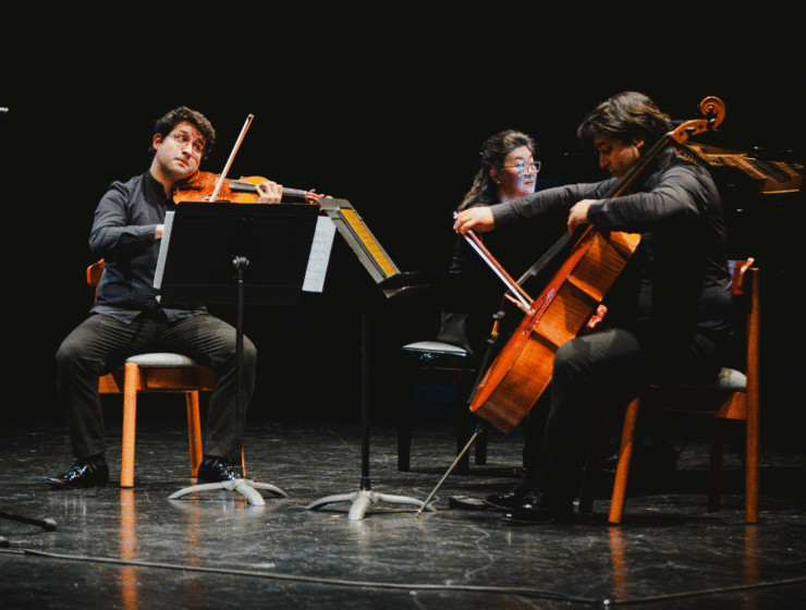 Una de las piezas fue interpretada por Patricio Velasquez (violín), Samuel Olivera (violoncello) y Liza Chung (piano). | Foto: @imricardinho