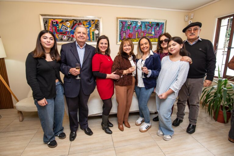 Antonia Varela, Daniel Castillo, María Paz Castillo, Cecilia Mejías, Daniela Castillo, Myriam Mejías, Olivia Varela y Raúl Sánchez.