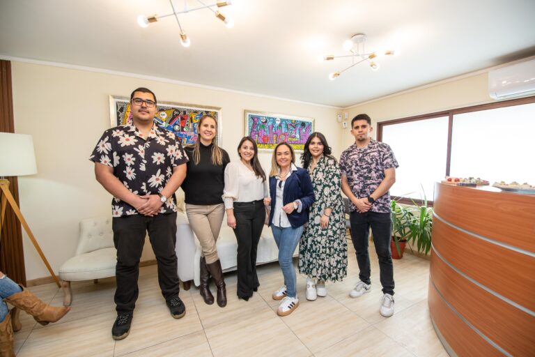 Jorge Luengo, Gabriela Sáez, Sandra Jara, Daniela Castillo, Francisca Pinto y Rodrigo Cid.